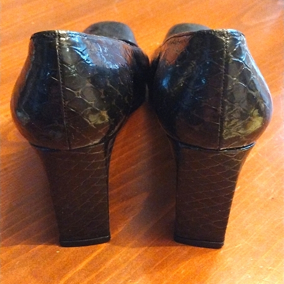 Stuart Weitzman Snakeskin Embossed Patent Leather Heels, Size 8C, Black - Picture 5 of 7